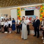Клирик Александро-Невского кафедрального собора принял участие в торжественной линейке в МБОУ «СОШ №26 им. М.Т. Калашникова» посвященной Дню знаний
