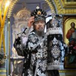 Митрополит Симферопольский и Крымский Лазарь совершил вечерню с чином выноса Святой Плащаницы в кафедральном Свято-Александро-Невском соборе г. Симферополя.