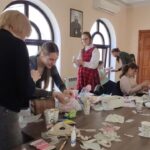 В студии изобразительного и декоративно-прикладного искусства  при Просветительском центре имени св. Гурия Таврического прошло занятие по изготовлению пасхальных яиц.