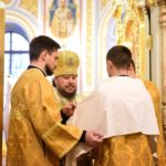 В ДЕНЬ ПАМЯТИ СОБОРА ВСЕХ СВЯТЫХ В ЗЕМЛЕ КРЫМСКОЙ ПРОСИЯВШИХ ПРЕОСВЯЩЕННЕЙШИЙ КАЛЛИНИК ЕПИСКОП БАХЧИСАРАЙСКИЙ ВОЗГЛАВИЛ БОЖЕСТВЕННУЮ ЛИТУРГИЮ В КАФЕДРАЛЬНОМ АЛЕКСАНДРО-НЕВСКОМ СОБОРЕ Г. СИМФЕРОПОЛЯ.