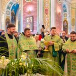 Литургия в праздник Входа Господня в Иерусалим в кафедральном Свято-Александро-Невском соборе.