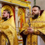 Литургия в Неделю 7-ю по Пятидесятнице, в день рождества святителя Николая, архиепископа Мир Ликийских в кафедральном Александро-Невском соборе