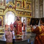 В ПРАЗДНИК ПРОИСХОЖДЕНИЯ ЧЕСТНЫХ ДРЕВ ЖИВОТВОРЯЩЕГО КРЕСТА ГОСПОДНЯ ЕПИСКОП БАХЧИСАРАЙСКИЙ КАЛЛИНИК ВОЗГЛАВИЛ ЛИТУРГИЮ В АЛЕКСАНДРО-НЕВСКОМ КАФЕДРАЛЬНОМ СОБОРЕ Г. СИМФЕРОПОЛЯ