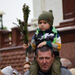 Литургия в праздник Входа Господня в Иерусалим в кафедральном Свято-Александро-Невском соборе.