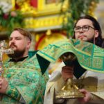 Божественная литургия в День Святого Духа в Александро-Невском кафедральном соборе