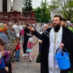 Литургия в праздник Входа Господня в Иерусалим в кафедральном Свято-Александро-Невском соборе.