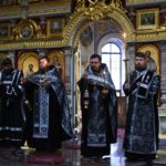 В канун Великой Пятницы Митрополит Симферопольский и Крымский Лазарь возглавил утреню с чтением двенадцати Евангелий Последования Святых и спасительных Страстей Господа нашего Иисуса Христа в кафедральном Александро-Невском соборе г Симферополя.