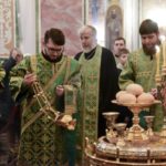 В канун праздника Входа Господня в Иерусалим Митрополит Симферопольский и Крымский Лазарь возглавил всенощное бдение в кафедральном Александро-Невском г. Симферополя.