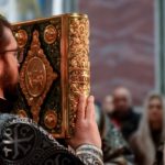 В  канун Великой Субботы епископ Бахчисарайский Каллиник совершил утреню с чином погребения Господа нашего Иисуса Христа в кафедральном Александро - Невском соборе г. Симферополя.