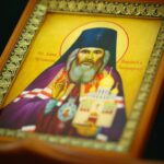 Богослужения в нижнем храме Александро-Невского кафедрального собора в день памяти святителя Иоанна, архиепископа Шанхайского и Сан-Францисского
