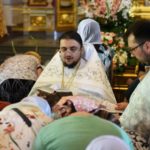 Молебное пение святой блаженной Матроне Московской у ковчега с ее честными мощами в кафедральном Александро-Невском соборе г . Симферополя.