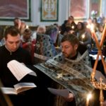 В канун Великой Пятницы Митрополит Симферопольский и Крымский Лазарь возглавил утреню с чтением двенадцати Евангелий Последования Святых и спасительных Страстей Господа нашего Иисуса Христа в кафедральном Александро-Невском соборе г Симферополя.