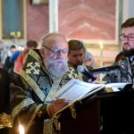В канун Великой Пятницы Митрополит Симферопольский и Крымский Лазарь возглавил утреню с чтением двенадцати Евангелий Последования Святых и спасительных Страстей Господа нашего Иисуса Христа в кафедральном Александро-Невском соборе г Симферополя.