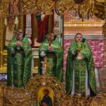 Литургия в праздник Входа Господня в Иерусалим в кафедральном Свято-Александро-Невском соборе.