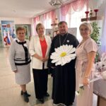 Клирик Александро‑Невского кафедрального собора принял участие в праздничных мероприятиях посвящённых благотворительной акции «Белый цветок», которая прошла в МБОУ " СОШ № 22"