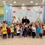 Клирик кафедрального Александро-Невского собора в канун дня памяти святителя Николая, архиепископа Мир Ликийских, посетил МБДОУ N 1"Семицветик"
