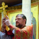Богослужение в нижнем храме Александро-Невского кафедрального собора в день Преполовения Пятидесятницы, день памяти великомученика Георгия Победоносца