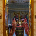 Богослужение в нижнем храме Александро-Невского кафедрального собора в день Преполовения Пятидесятницы, день памяти великомученика Георгия Победоносца