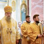В Неделю 2-ю по Пятидесятнице, Всех святых, в земле Русской просиявших, епископ Нестор совершил Литургию в кафедральном Александро-Невском соборе г. Симферополя.