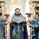 В праздник Покрова Божией Матери Высокопреосвященнейший Митрополит Лазарь возглавил праздничную Божественную литургию в кафедральном соборе святого благоверного князя Александра Невского г. Симферополя.