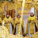 Воскресные богослужения в Александро-Невском кафедральном соборе в Неделю 14-ю по Пятидесятнице, в день перенесения мощей святителя Петра Московского, митрополита Киевского и всея Руси, чудотворца