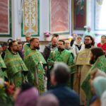 Божественная литургия в День Святого Духа в Александро-Невском кафедральном соборе