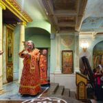 Богослужение в нижнем храме Александро-Невского кафедрального собора в день Преполовения Пятидесятницы, день памяти великомученика Георгия Победоносца