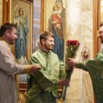 Божественная литургия в нижнем храме (во имя святителя Гурия, Архиепископа Таврического) кафедрального Свято-Александро-Невского собора г. Симферополя  в день праздника обретения честных мощей преподобного Сергия, игумена Радонежского.