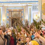 Литургия в праздник Входа Господня в Иерусалим в кафедральном Свято-Александро-Невском соборе.