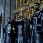 В  канун Великой Субботы епископ Бахчисарайский Каллиник совершил утреню с чином погребения Господа нашего Иисуса Христа в кафедральном Александро - Невском соборе г. Симферополя.
