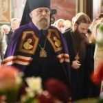 В Пасхальную ночь Митрополит Симферопольский и Крымский Лазарь возглавил праздничное богослужение в кафедральном Александро-Невском соборе г. Симферополя.