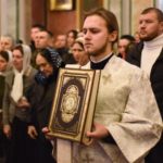 В Рождественскую ночь Митрополит Тихон возглавил праздничную Божественную литургию в кафедральном Александро-Невском соборе.