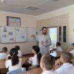 Милосердие в каждом действии: клирик Александро-Невского кафедрального собора г. Симферополя встретился с учащимися среднего образовательного учреждения в преддверии проведения благотворительной акции